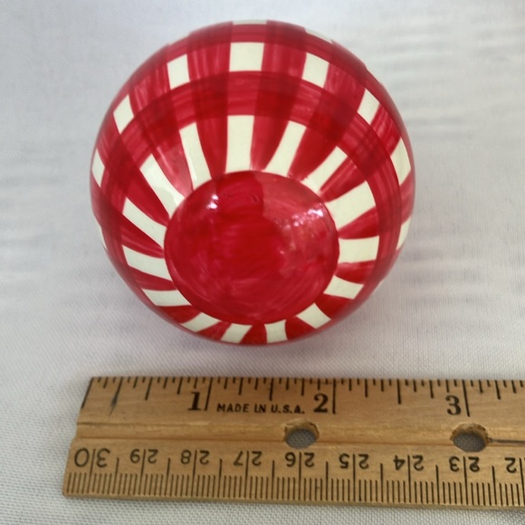 NWT Pottery Barn Kids Pair of Red & White Hexagon Check Finials - Picture 6 of 9